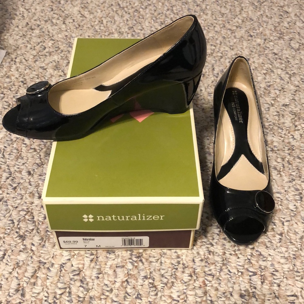 Peep toe shoes